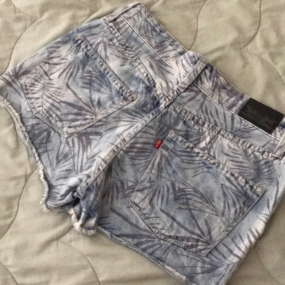 Levi’s Short - Picture 2 of 3